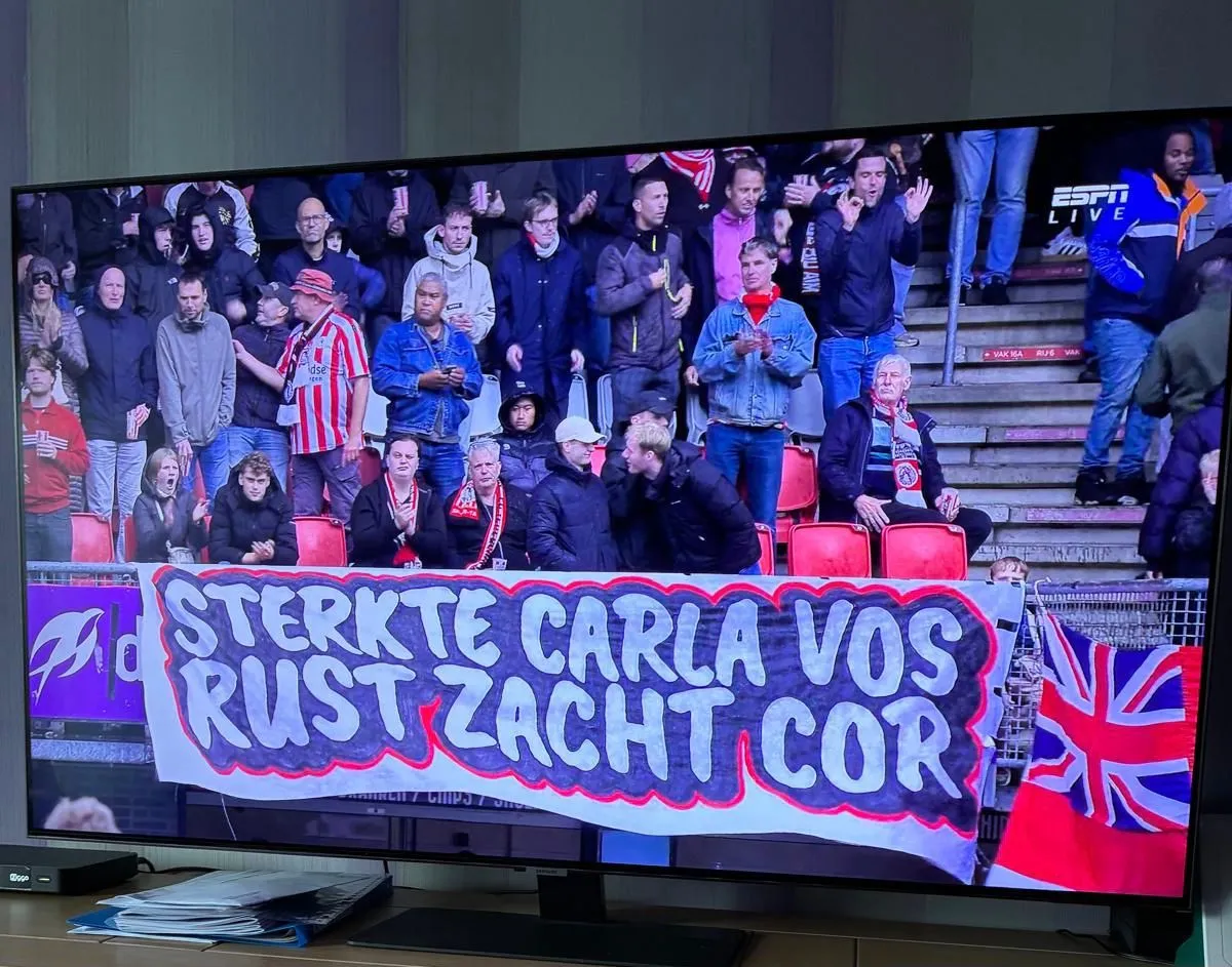 Een spandoek als steun aan Carla en ter herinnering aan Cor Vos.