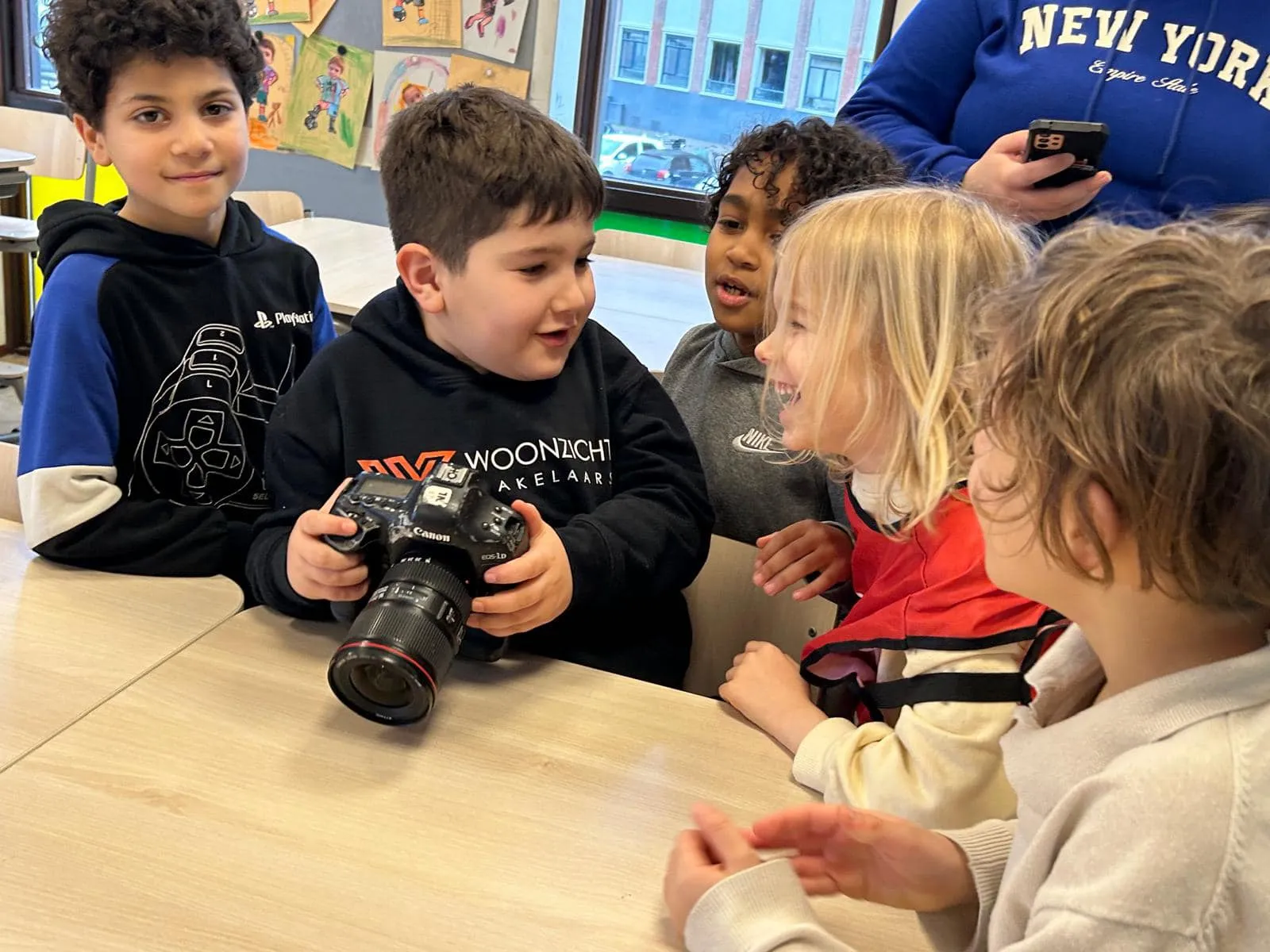 Scholieren inspecteren een van de camera's van Keemink.