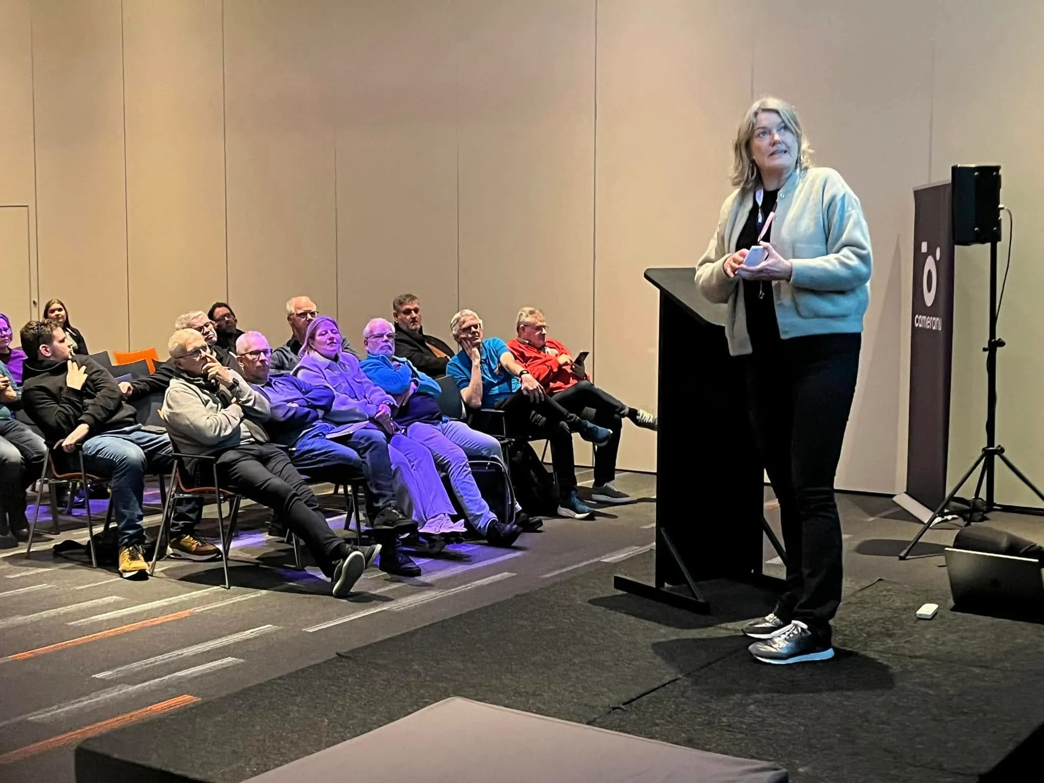 Mathilde Dusol tijdens haar lezing over het fotograferen van paralympische sport.