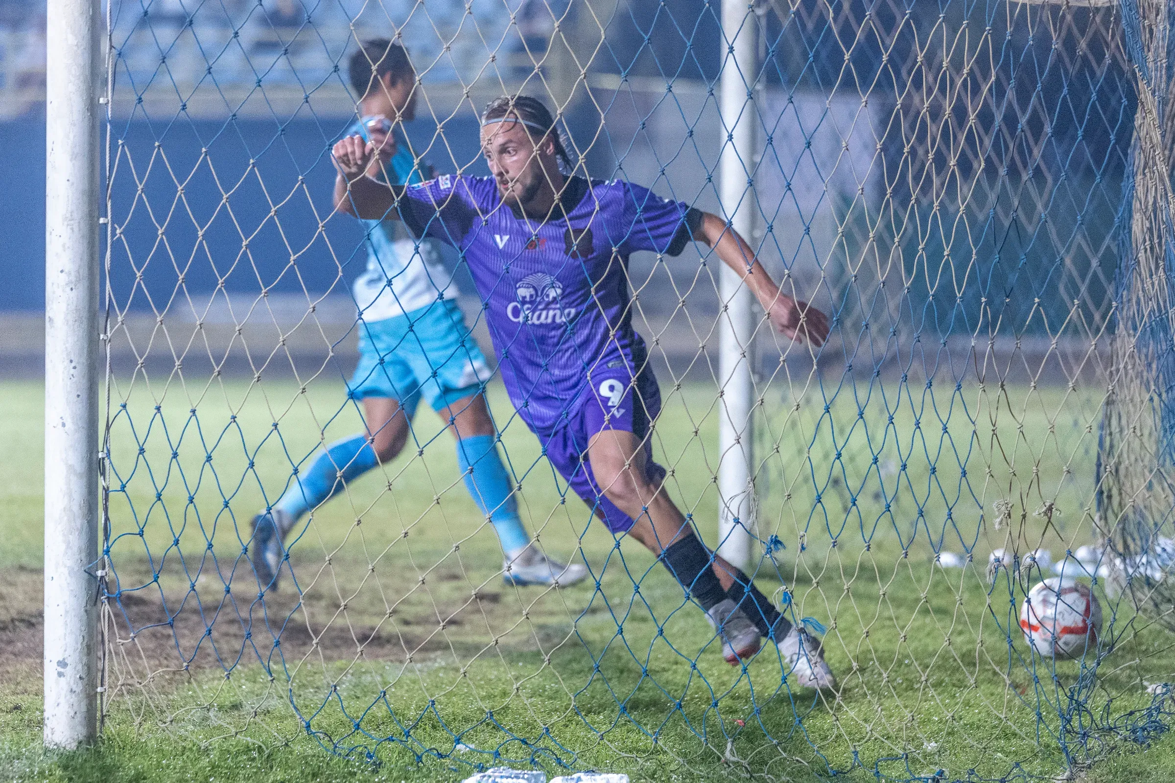 Spits Oege-Sietse van Lingen viert zijn doelpunt in het duel Suphanburi FC-Pattaya FC, dat bijna noodlottig voor hem afliep.