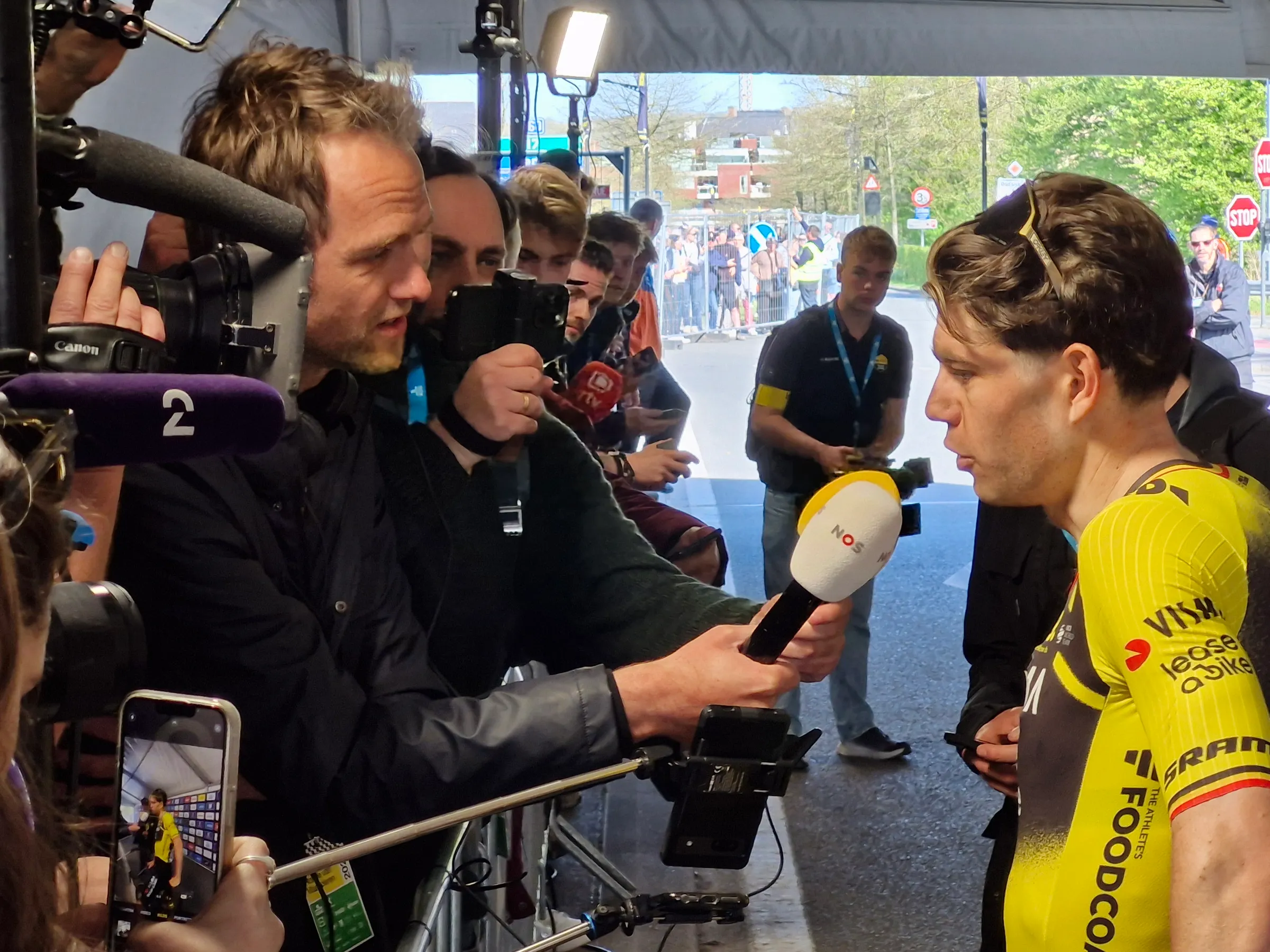 NOS-verslaggever Steven Dalebout in 'de wasstraat' in gesprek met Wout van Aert.