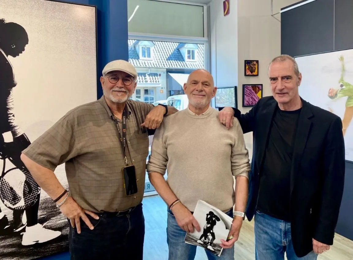 Collega's Michael Kooren en Paul Bergen (rechts) flankeren Klaas Jan van der Weij bij de opening van zijn expositie.