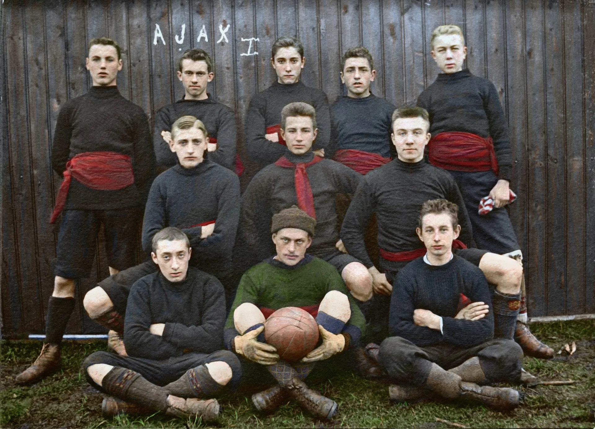 Het eerste elftal van Ajax in 1900, een foto ingekleurd door Jakob Lagerweij.