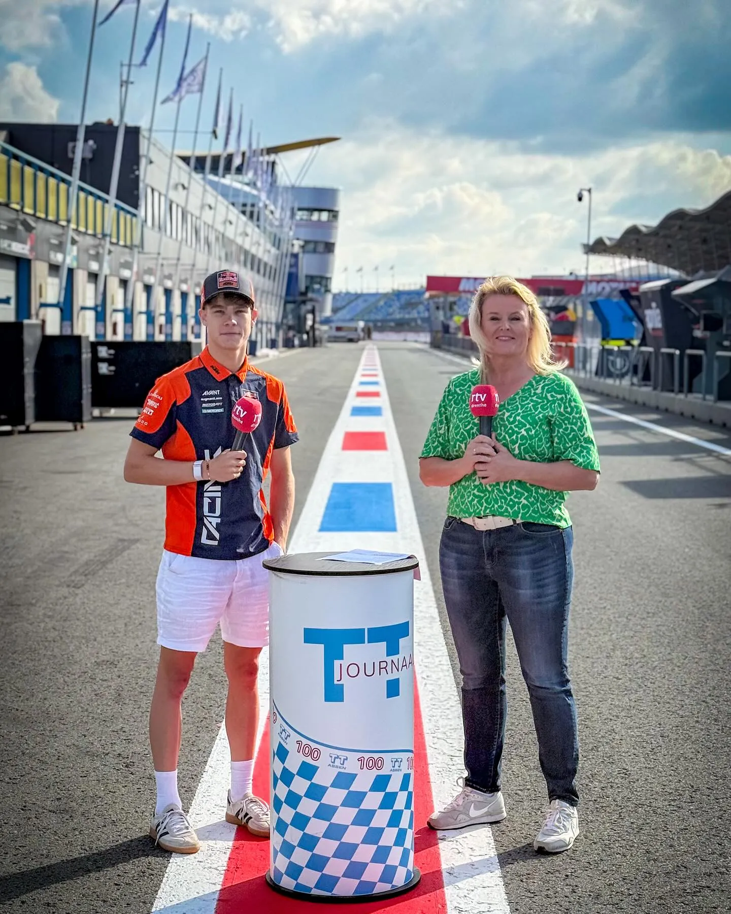 Karin Mulder op het circuit met Collin Veijer.