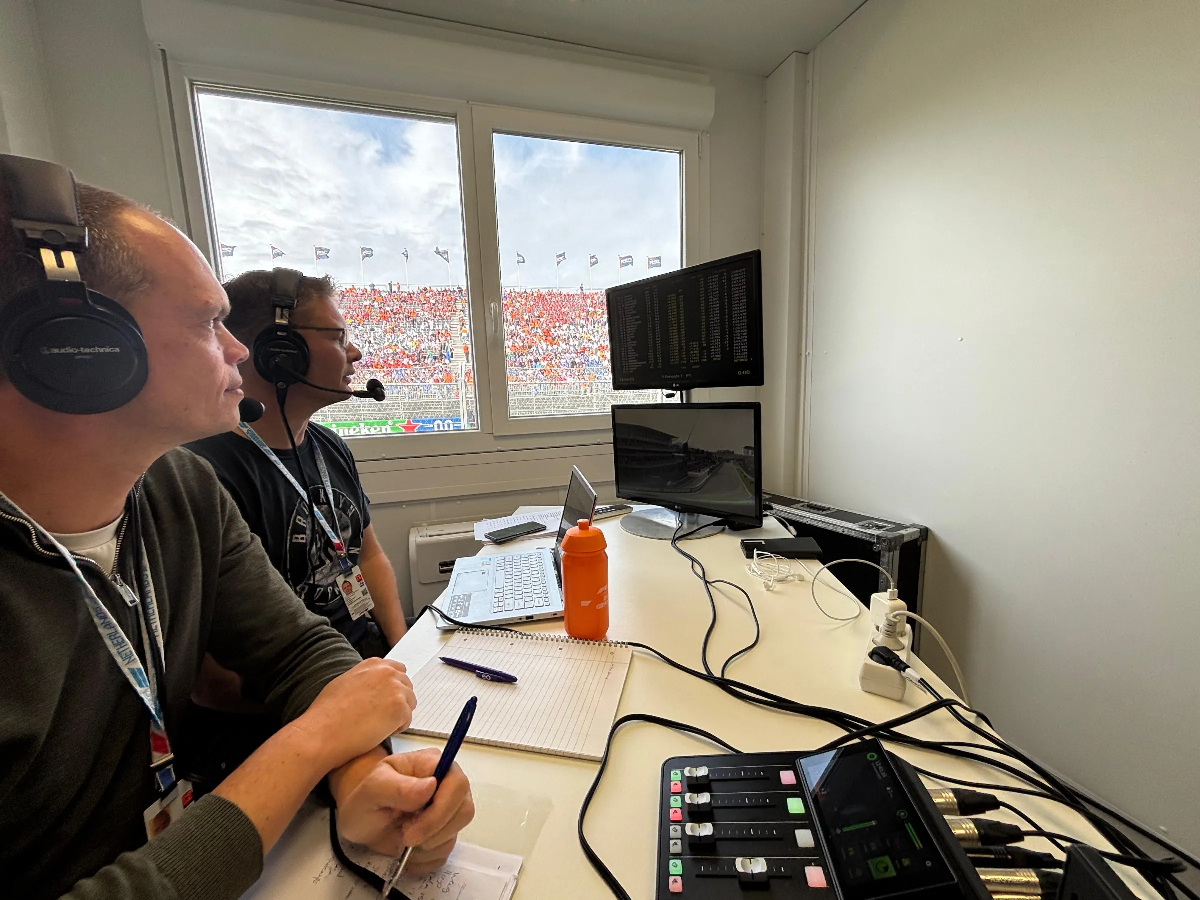 Frank Stout (links) en Walter Tempelman in hun commentaarcel op Zandvoort.