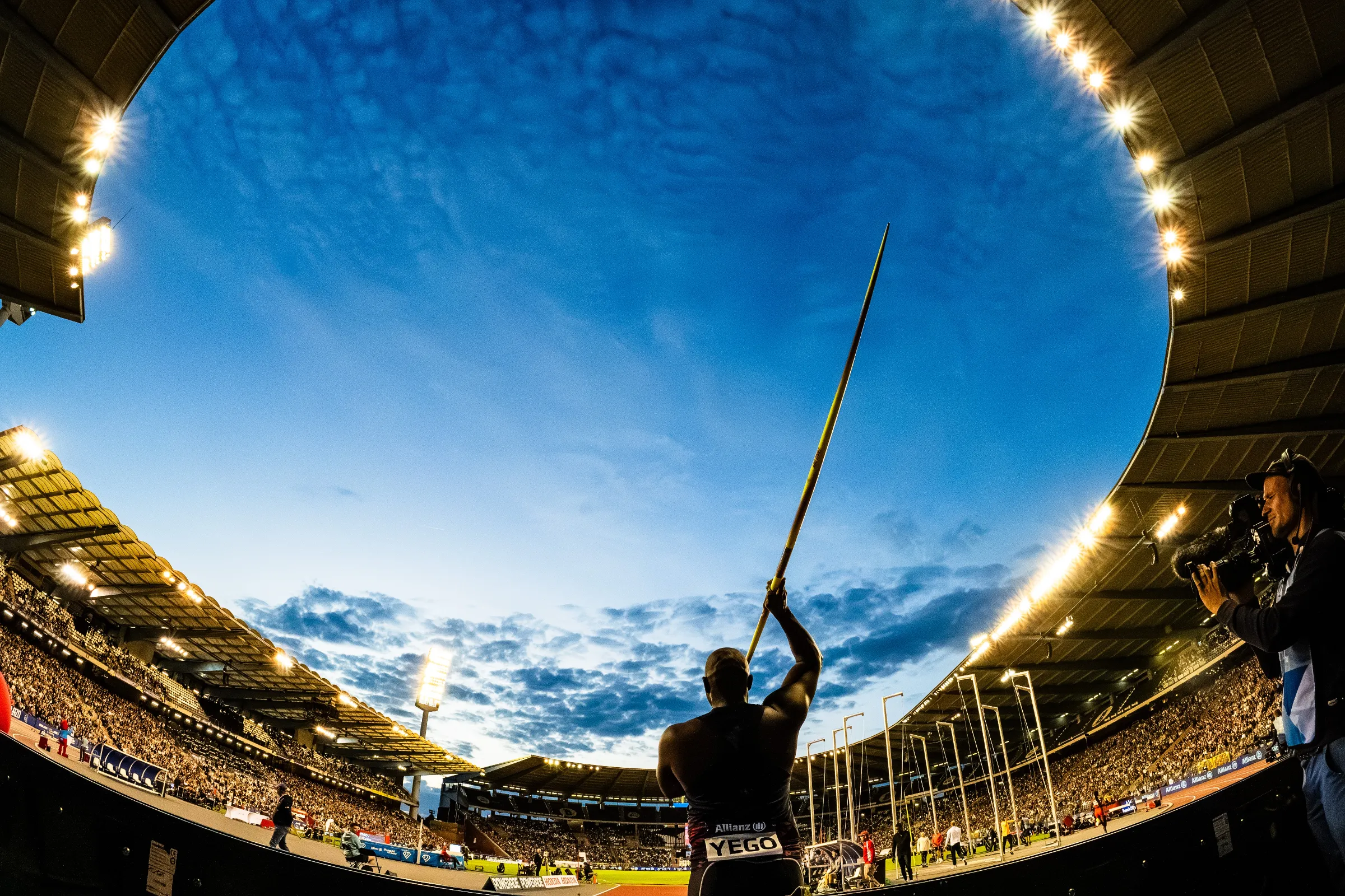 Brussel, 22 augustus 2025. Julius Yego Kenia werpt zijn speer terwijl de avond valt tijdens de Diamond League. FOTO GEERT LOMMERS