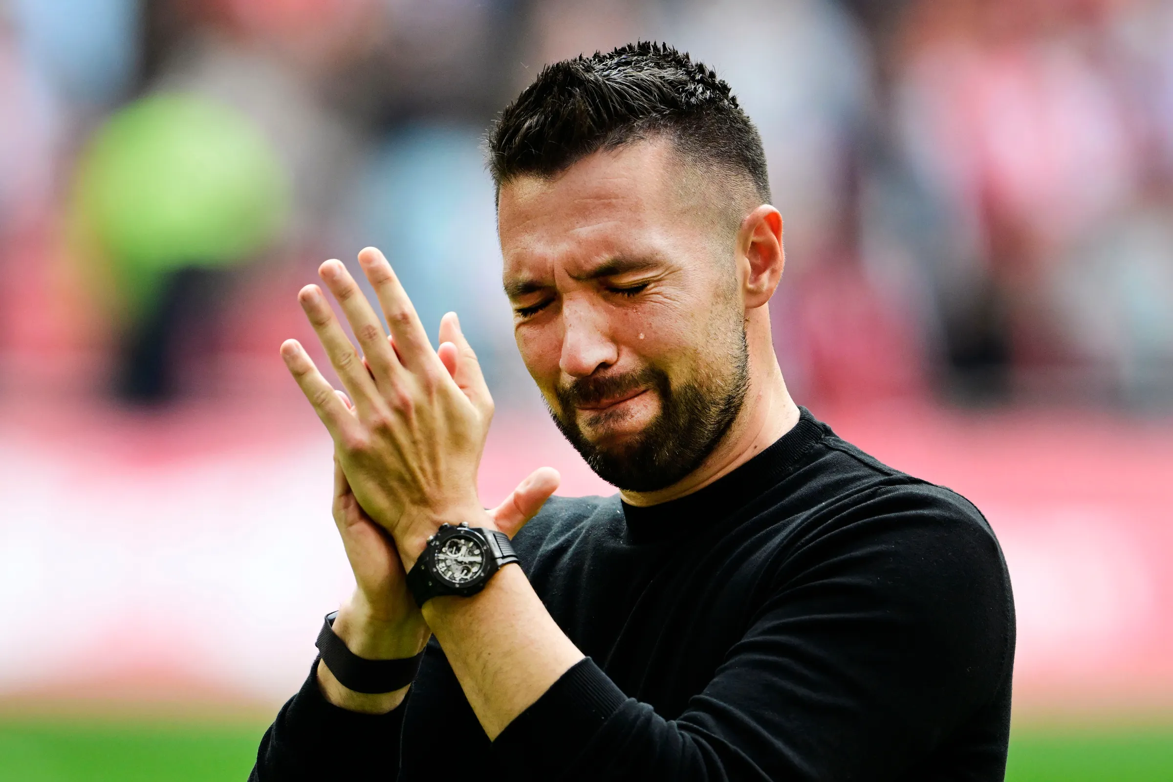 Amsterdam,18  mei 2025. Ajax coach Francesco Farioli in tranen na afloop van zijn laatste wedstrijd als coach van Ajax. FOTO OLAF KRAAK