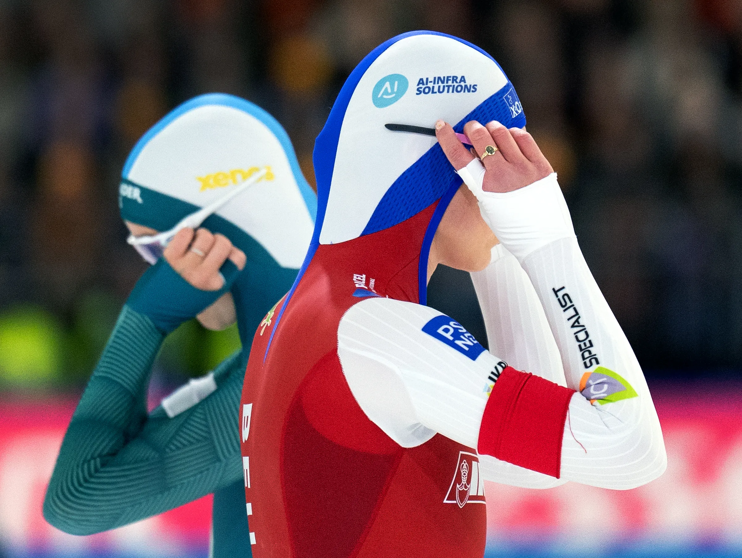 Heerenveen, 30 december 2025. Joy Beune en Marijke Groenewoud concentreren zich op de start van de 5000 meter tijdens het OKT. FOTO TAMAR HUIJBREGTS