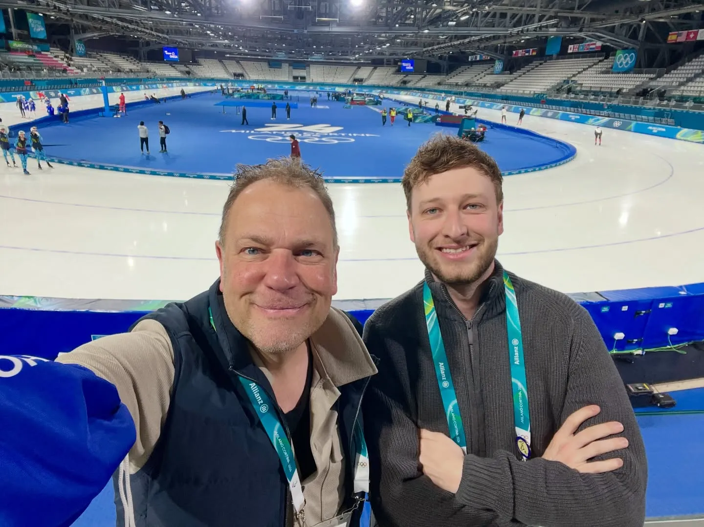 Vader Stephan en zoon Jim Tellier samen in de schaatshal in Milaan. 