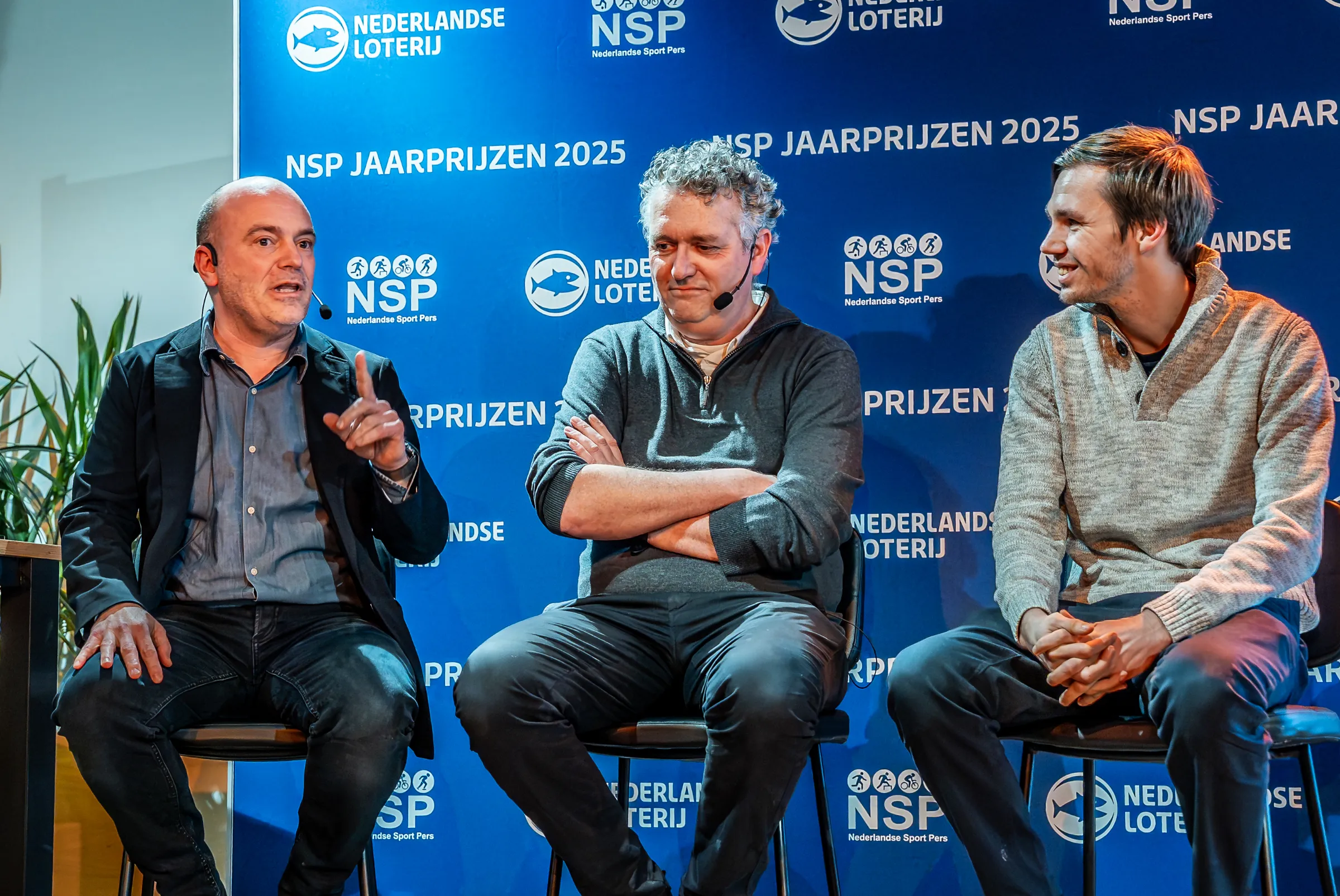 Freek Staps (links), Kees Jongkind (midden) en Pieter Zwart bespreken op welke wijze zij verslag zullen doen van het WK voetbal 2026. 