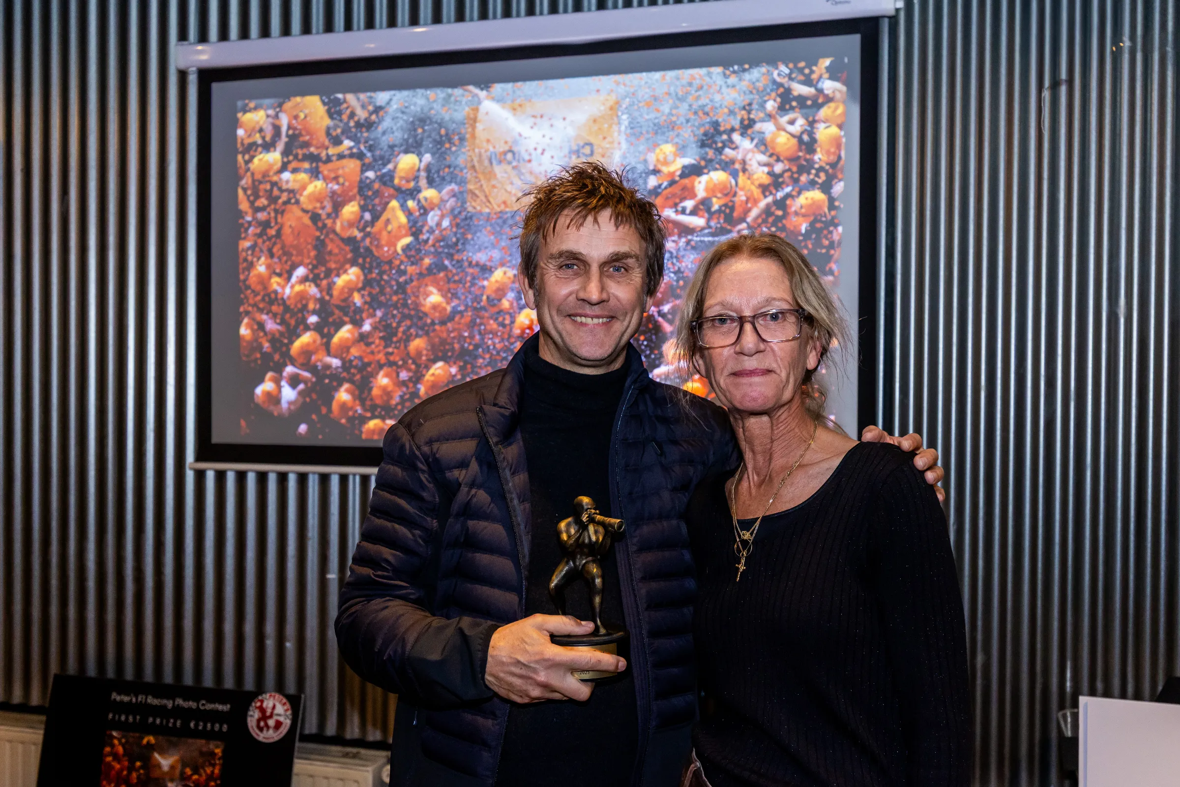 Winnaar Peter J. Fox met Gea van Egmond.