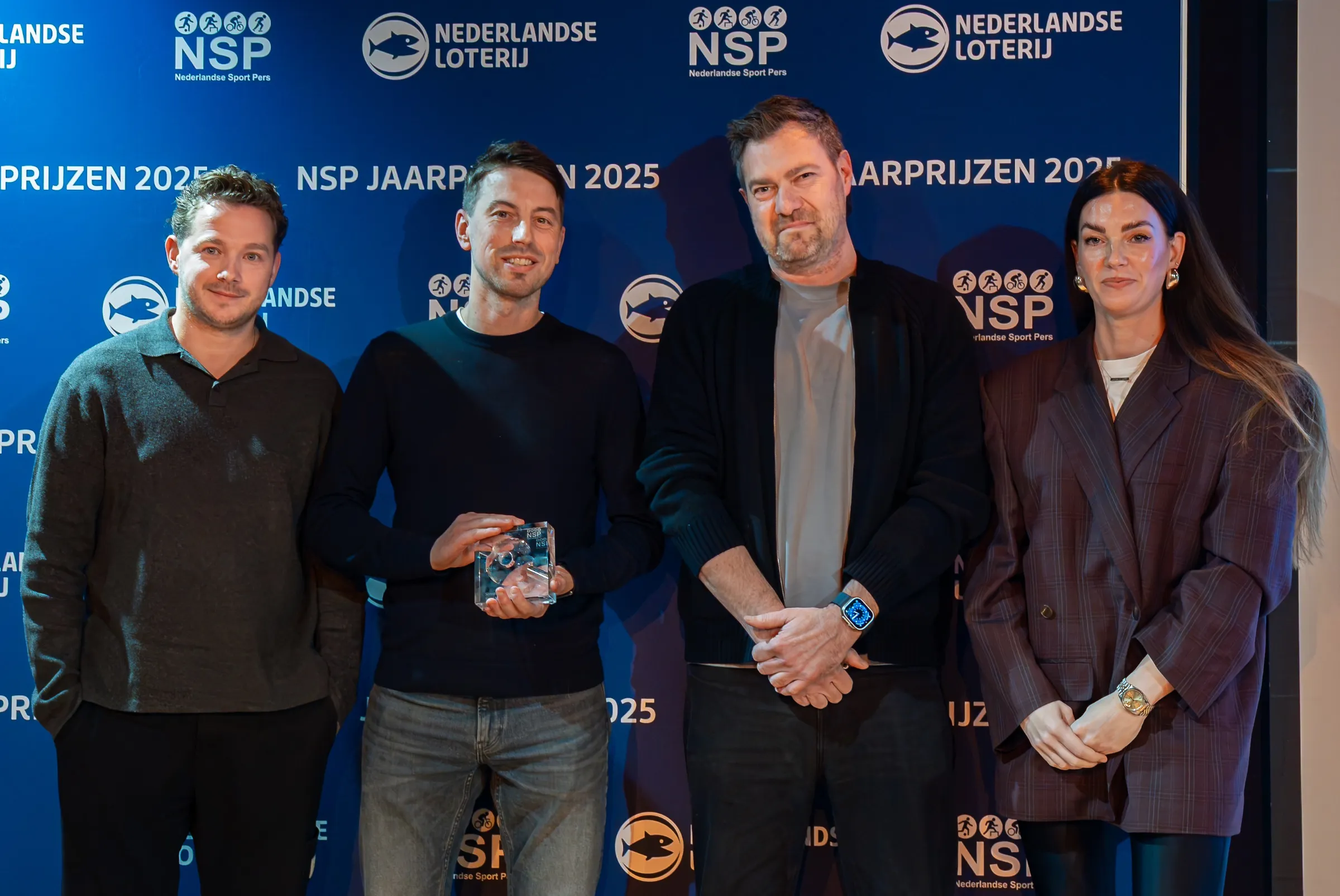 De winnaars van de Scoop!/Sportverhaal van het Jaar 2025, geflankeerd door de genomineerden Jack Martens (De Limburger) en Runner's World. Foto Stephan Tellier