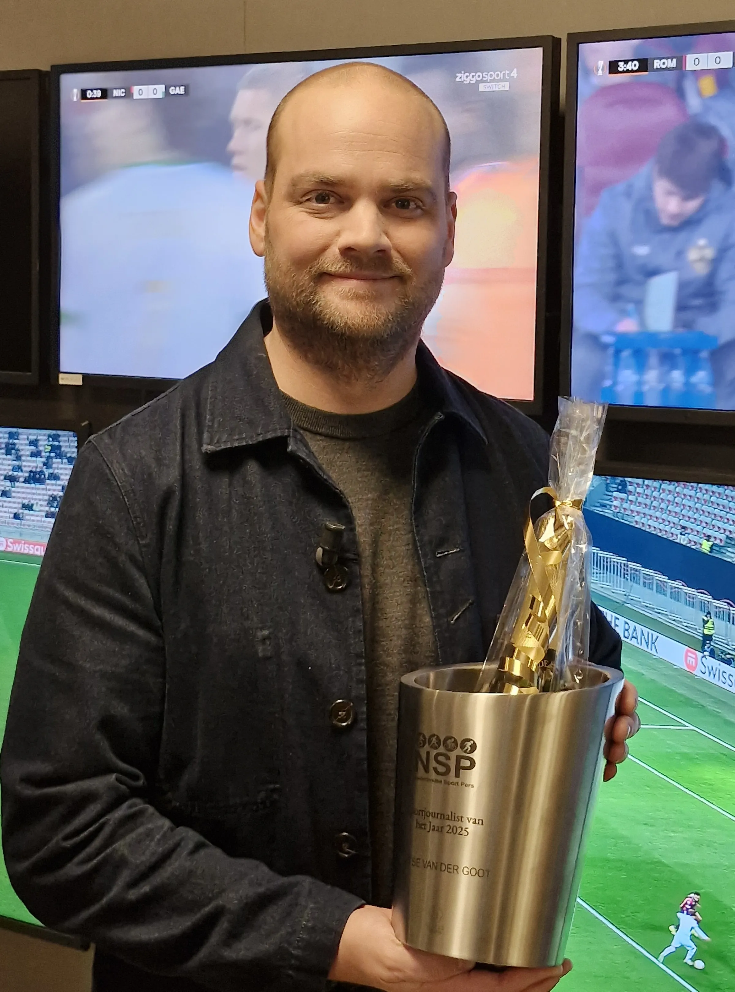 Wytse van der Goot met de prijs voor de Sportjournalist van het Jaar, de welbekende champagnekoeler.