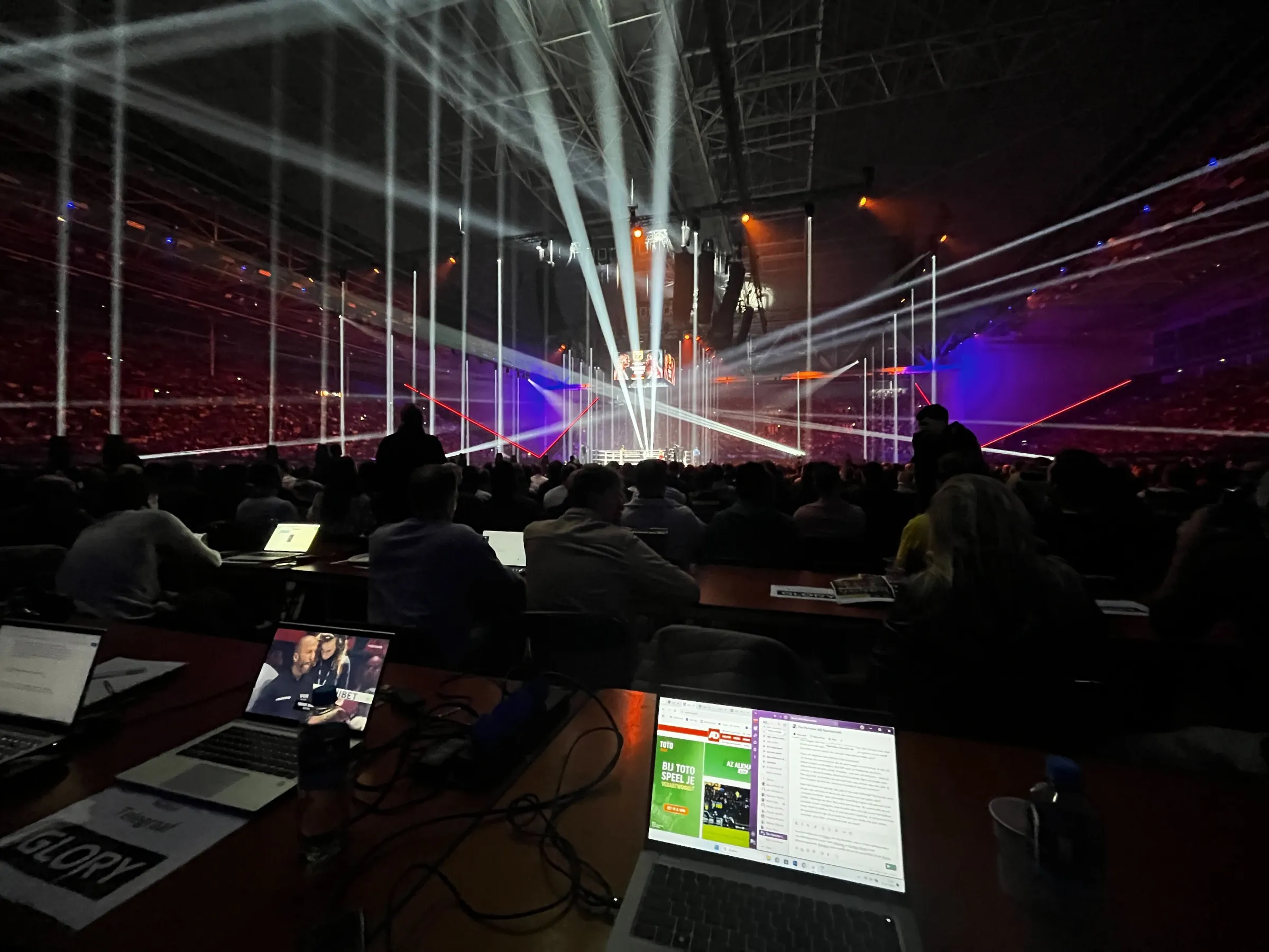 Glory: blij met media-aandacht van een gemêleerd gezelschap
