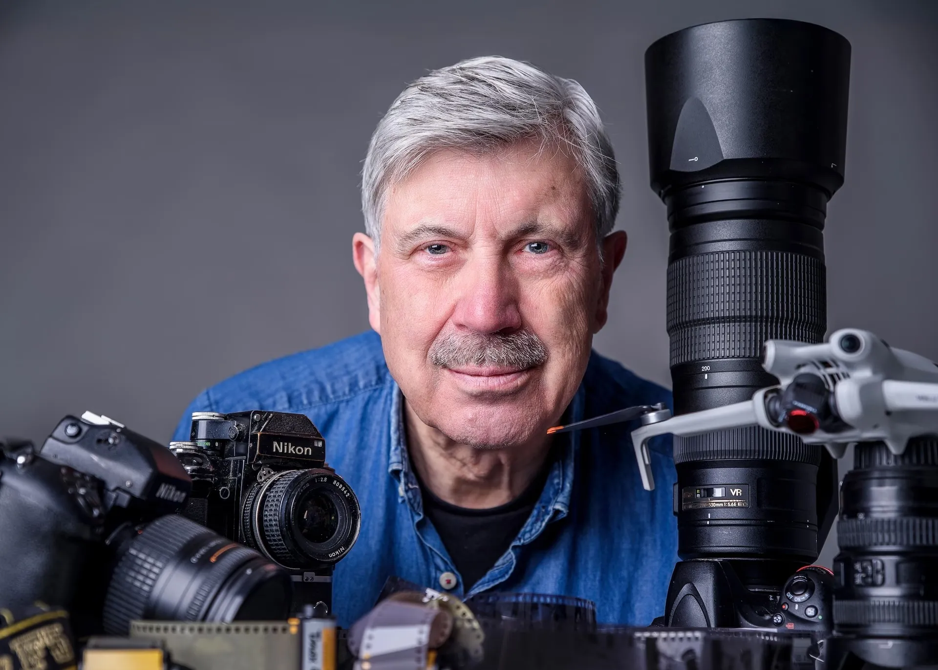 Fotograaf Reinier van Willigen (75) overleden: chroniqueur van Twente en maker van iconische rampfoto