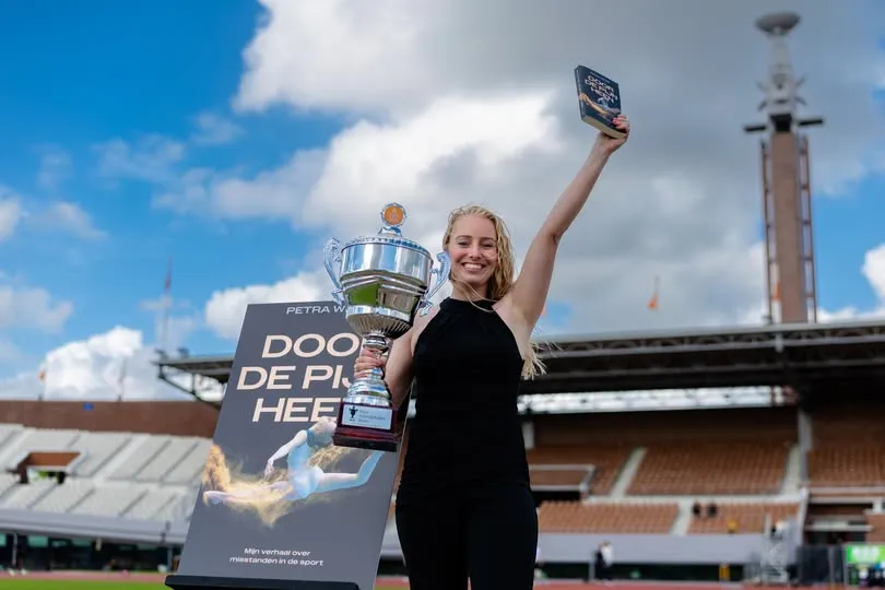 Petra Witjes wint Nico Scheepmaker Beker met boek Door de Pijn Heen