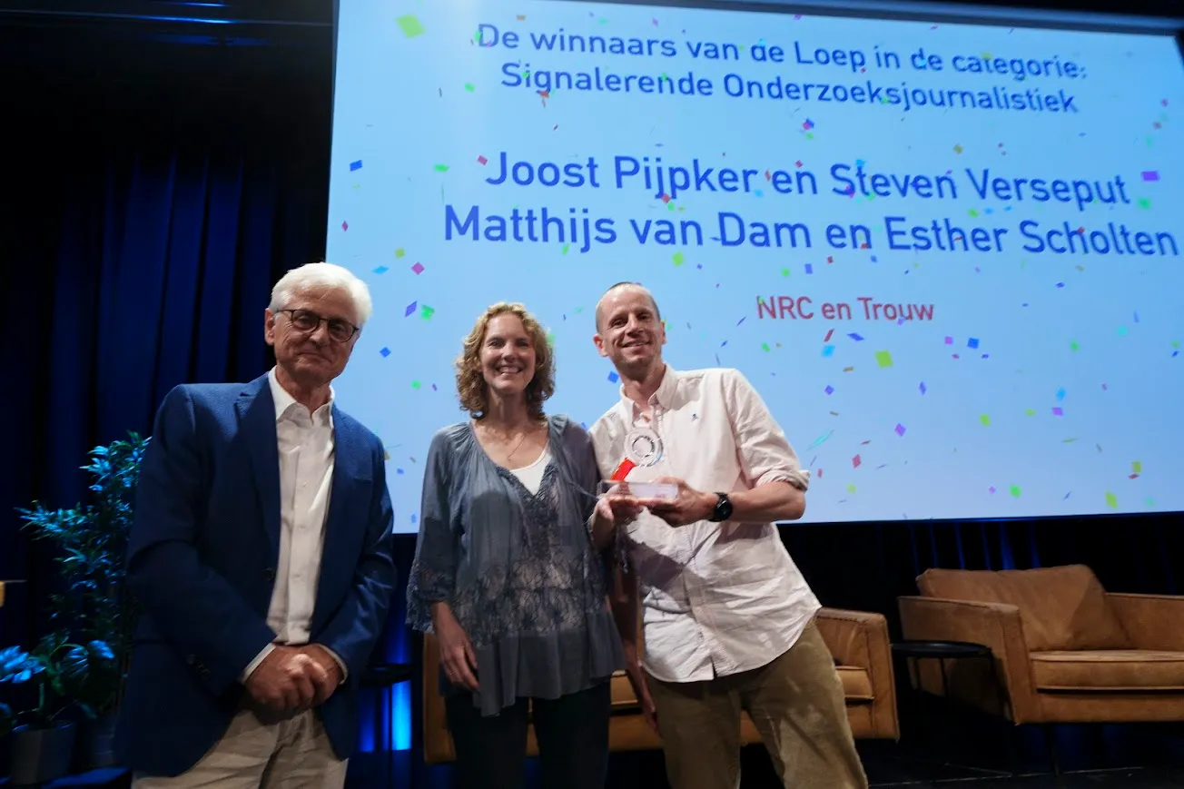 Sportverslaggevers NRC en Trouw winnen De Loep voor serie De Voetbalfabriek